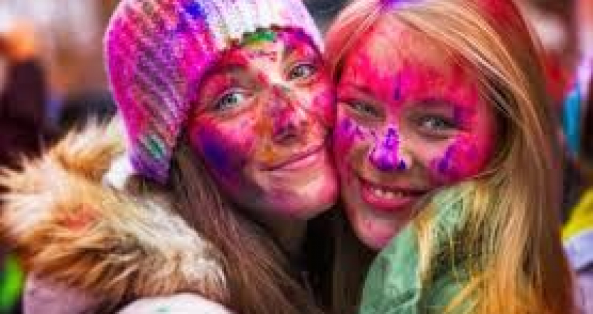 Dream trip to Taj Mahal  and enjoy Holi Festival in India